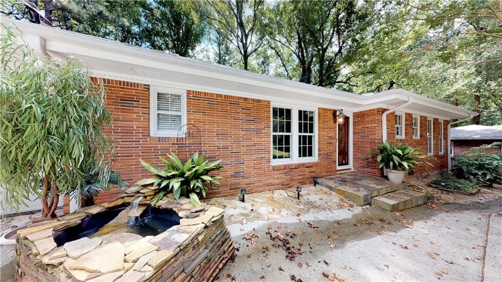 3 bedroom, 2,415 sq ft single family residence sold at 2530 Warwick Circle, Atlanta, GA 30345