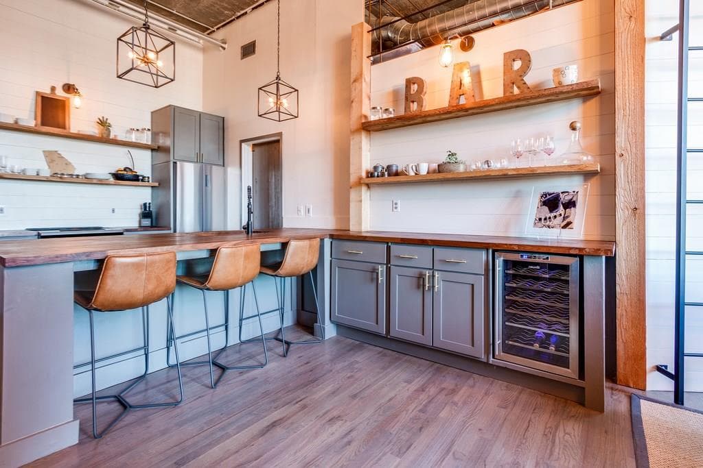 1 bedroom, 750 sq ft condominium sold at 3235 Roswell Road 801, Atlanta, GA 30305
