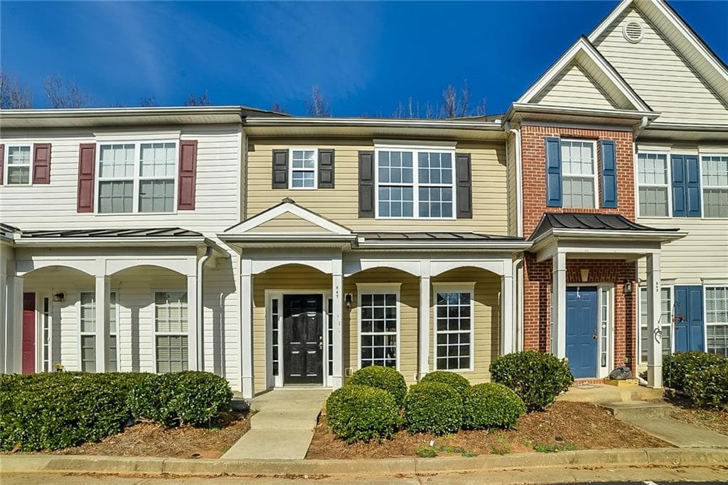 3 bedroom, 1,360 sq ft townhouse sold at 647 Kenridge Drive, Suwanee, GA 30024
