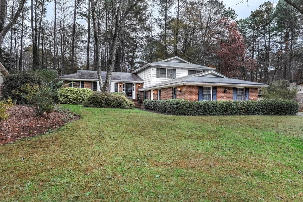 5 bedroom, 2,938 sq ft single family residence sold at 2536 Riverglenn Circle, Dunwoody, GA 30338