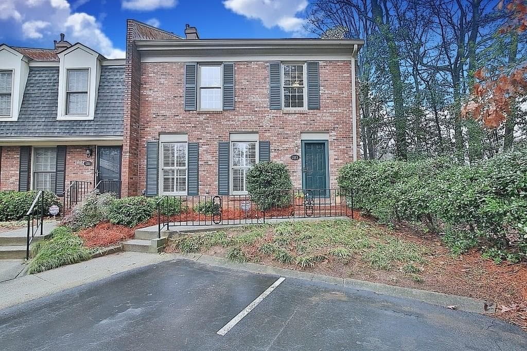 3 bedroom, 2,064 sq ft townhouse sold at 283 The South Chace, Atlanta, GA 30328