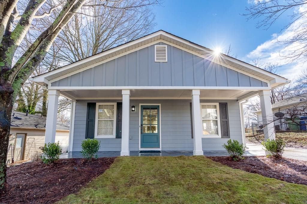 3 bedroom, 1,040 sq ft single family residence sold at 1569 NE New Street, Atlanta, GA 30307
