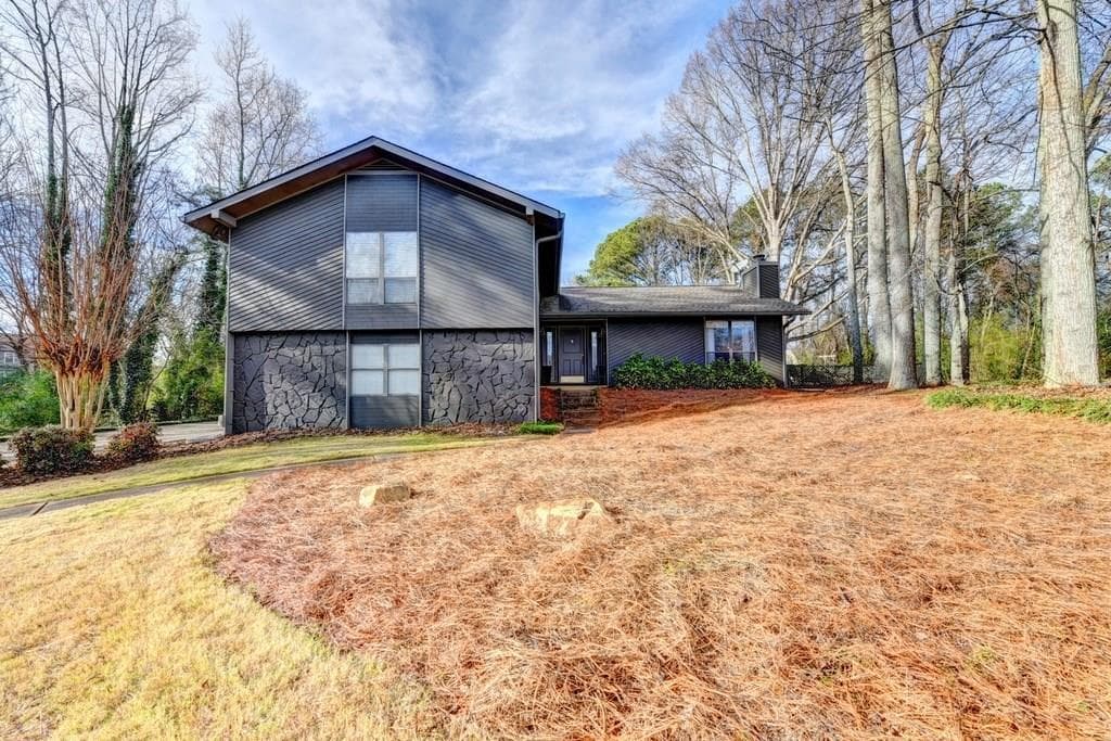 4 bedroom, 2,281 sq ft single family residence sold at 205 Thistlewood Lane, Roswell, GA 30075