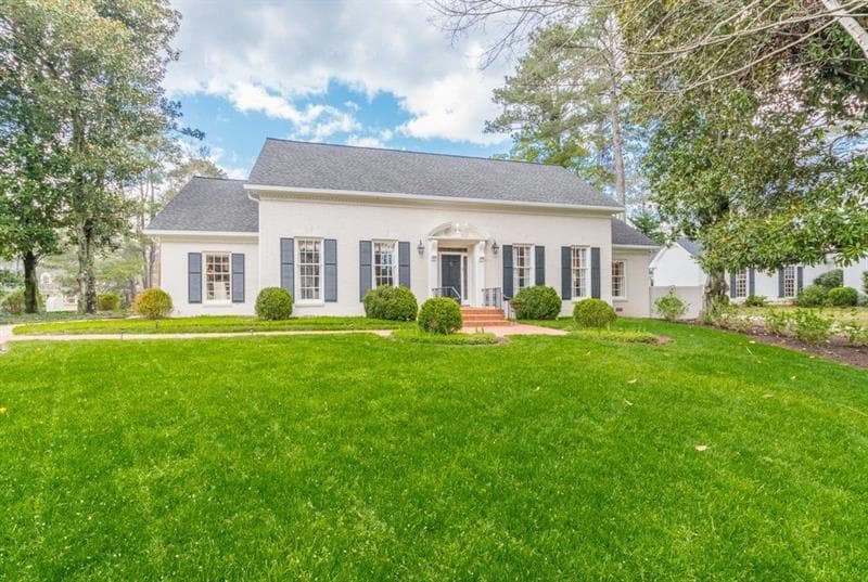 5 bedroom, 4,089 sq ft single family residence sold at 915 Hawick Drive, Atlanta, GA 30327