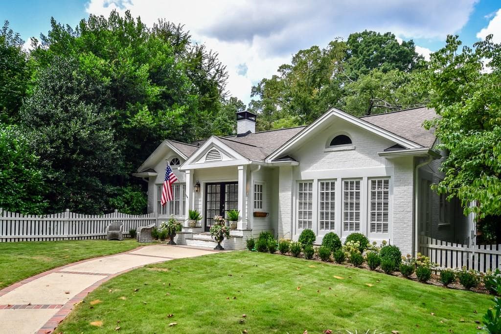 3 bedroom, 2,698 sq ft single family residence sold at 616 E Paces Ferry Road, Atlanta, GA 30305