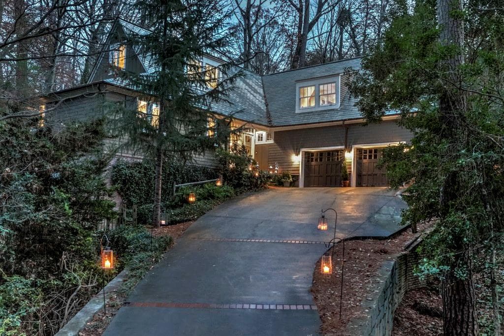 5 bedroom, 5,247 sq ft single family residence sold at 2905 Mornington Drive, Atlanta, GA 30327
