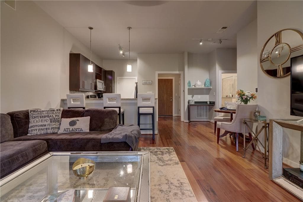 1 bedroom, 810 sq ft condominium sold at 870 Inman Village Parkway 220, Atlanta, GA 30307