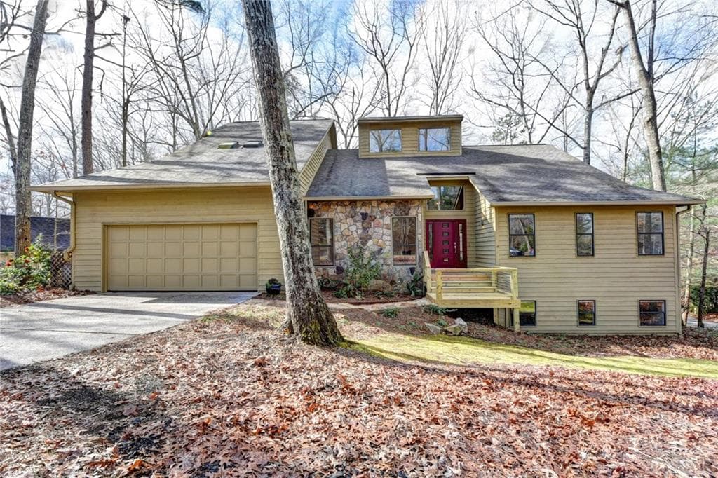 5 bedroom, 3,804 sq ft single family residence sold at 4262 Loch Highland Parkway, Roswell, GA 30075