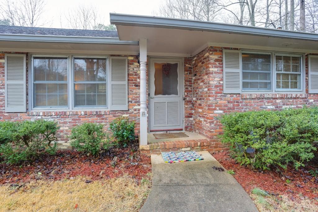 3 bedroom, 2,200 sq ft single family residence sold at 719 Robinhood Trail, Gainesville, GA 30501