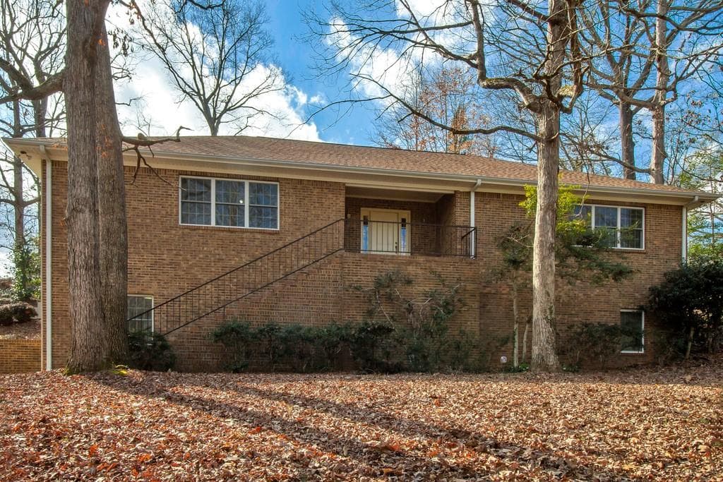 5 bedroom, 3,704 sq ft single family residence sold at 725 NIX Drive, Gainesville, GA 30501