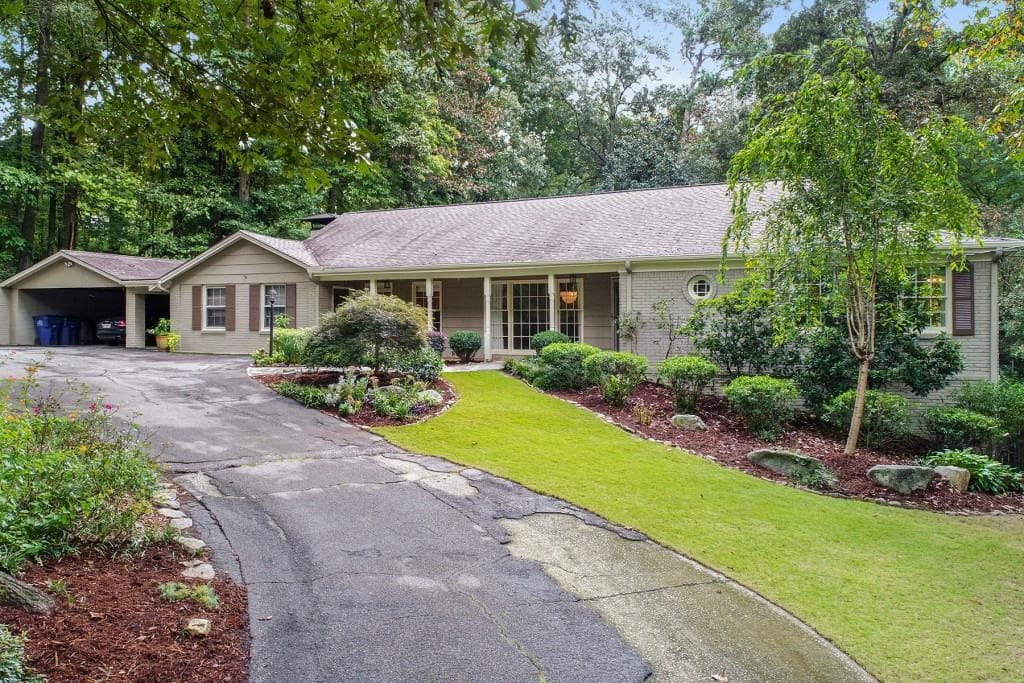 5 bedroom, 4,025 sq ft single family residence sold at 976 Swathmore Drive, Atlanta, GA 30327