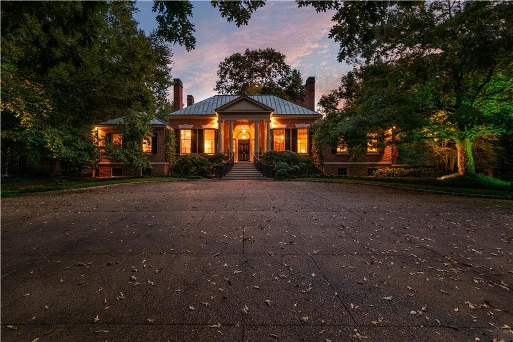 5 bedroom, 7,712 sq ft single family residence sold at 390 W Paces Ferry Road, Atlanta, GA 30305