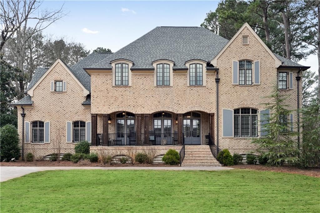 5 bedroom, 4,613 sq ft single family residence sold at 4182 Powers Ferry Road, Atlanta, GA 30342