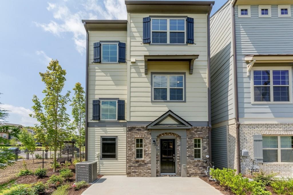 3 bedroom, 1,663 sq ft single family residence sold at 1029 Kirkland Circle, Smyrna, GA 30080
