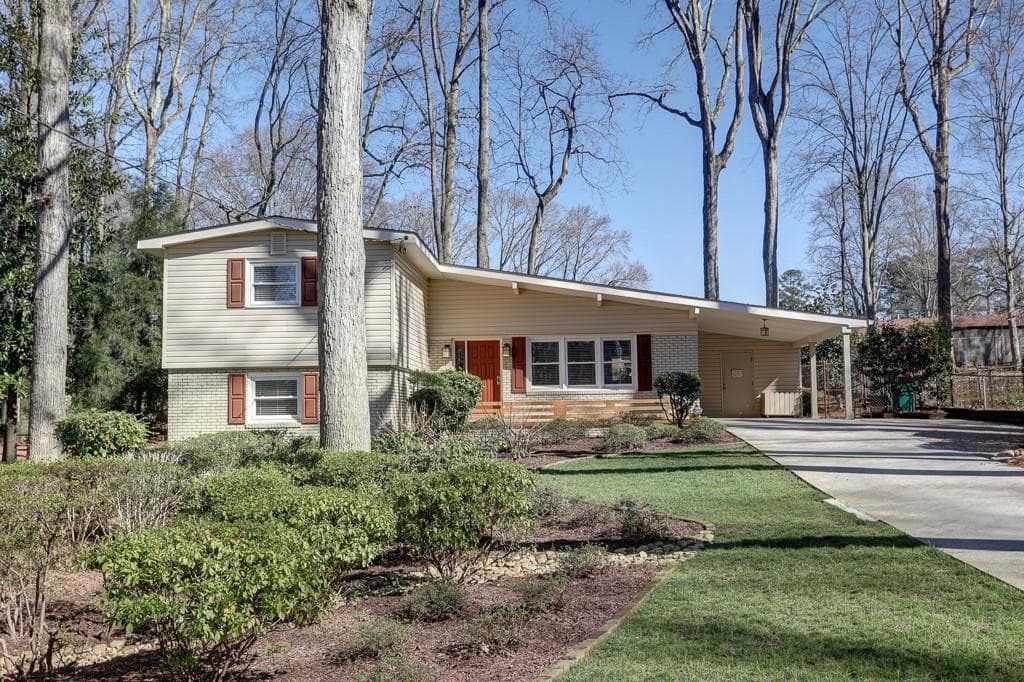 4 bedroom, 1,800 sq ft single family residence sold at 3639 Lake Drive, Smyrna, GA 30082