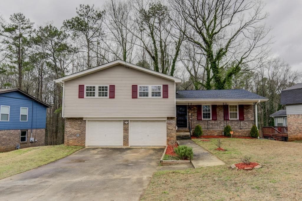 4 bedroom, 1,888 sq ft single family residence sold at 2386 Crestdale Circle, Atlanta, GA 30316