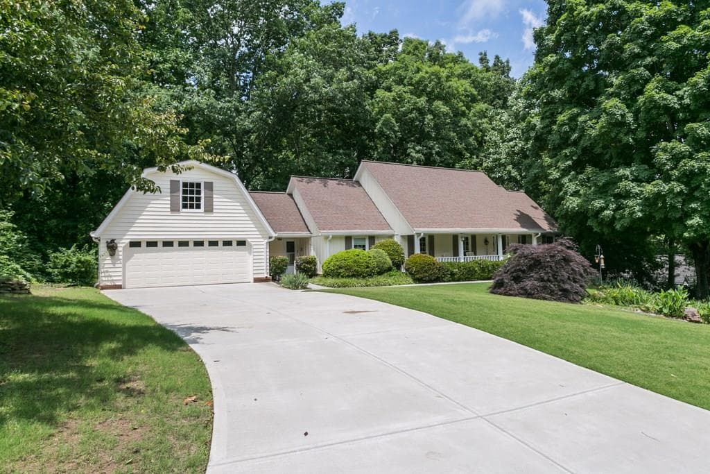 4 bedroom, 5,279 sq ft single family residence sold at 5825 Riverwood Drive, Atlanta, GA 30328