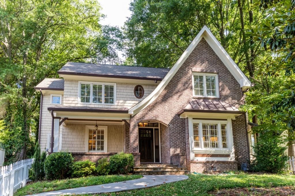 4 bedroom, 2,106 sq ft single family residence sold at 572 E Wesley Road, Atlanta, GA 30305
