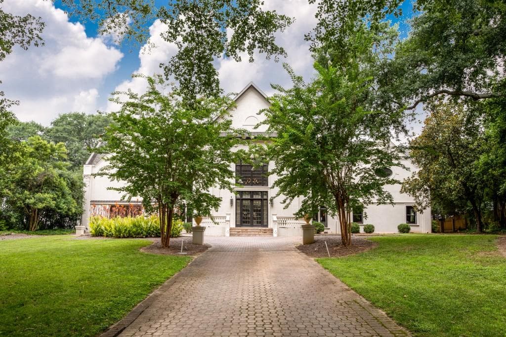 8 bedroom, 20,551 sq ft single family residence sold at 3206 Arden Road, Atlanta, GA 30305