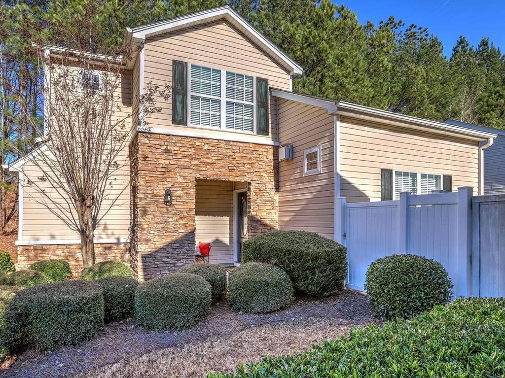2 bedroom, 3 bathroom, 1,280 sq ft single family residence sold at 427 Windcroft Circle, Acworth, GA 30101
