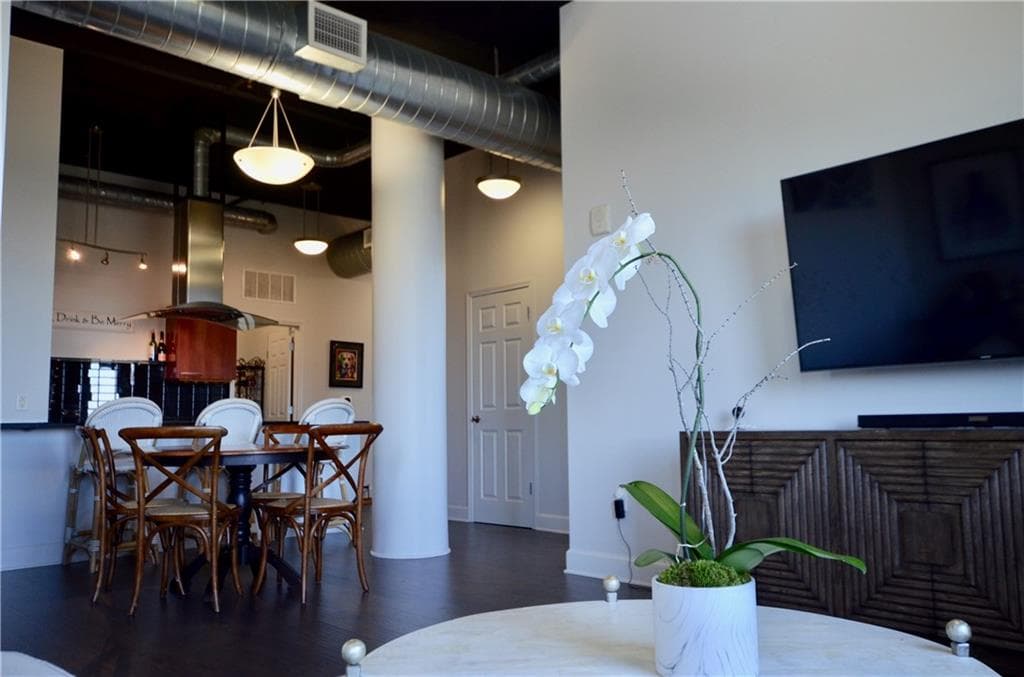 2 bedroom, 2 bathroom, 1,448 sq ft condominium sold at 3820 Roswell Road 1001, Atlanta, GA 30342
