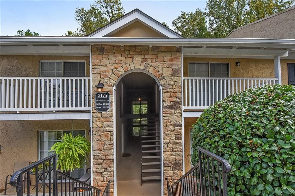 2 bedroom, 2 bathroom, 980 sq ft condominium sold at 3155 Seven Pines Court 102, Atlanta, GA 30339