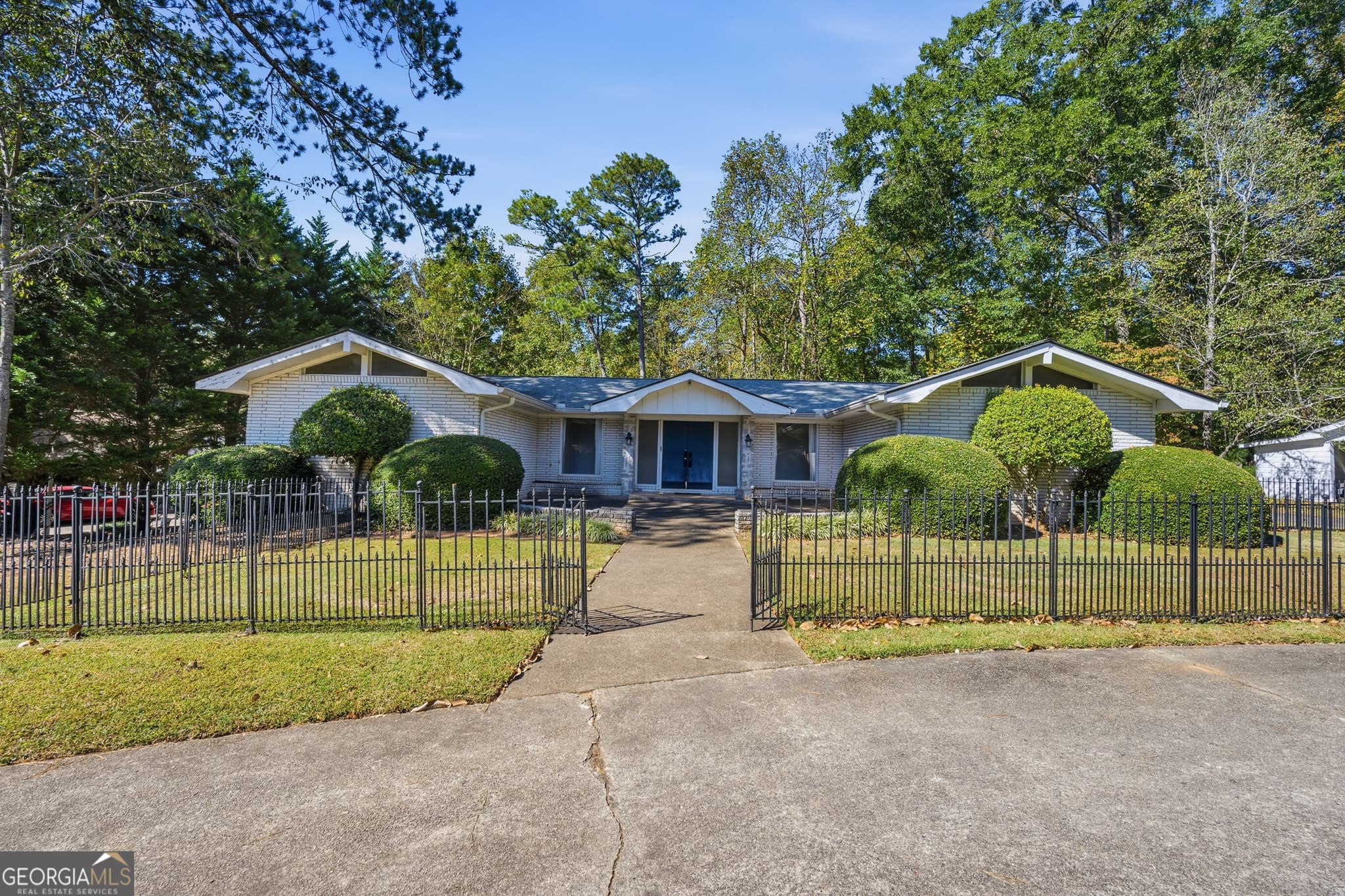 2 bedroom, 2 bathroom, 2,095 sq ft single family residence for sale at 9810 La View Circle, Roswell, GA 30075