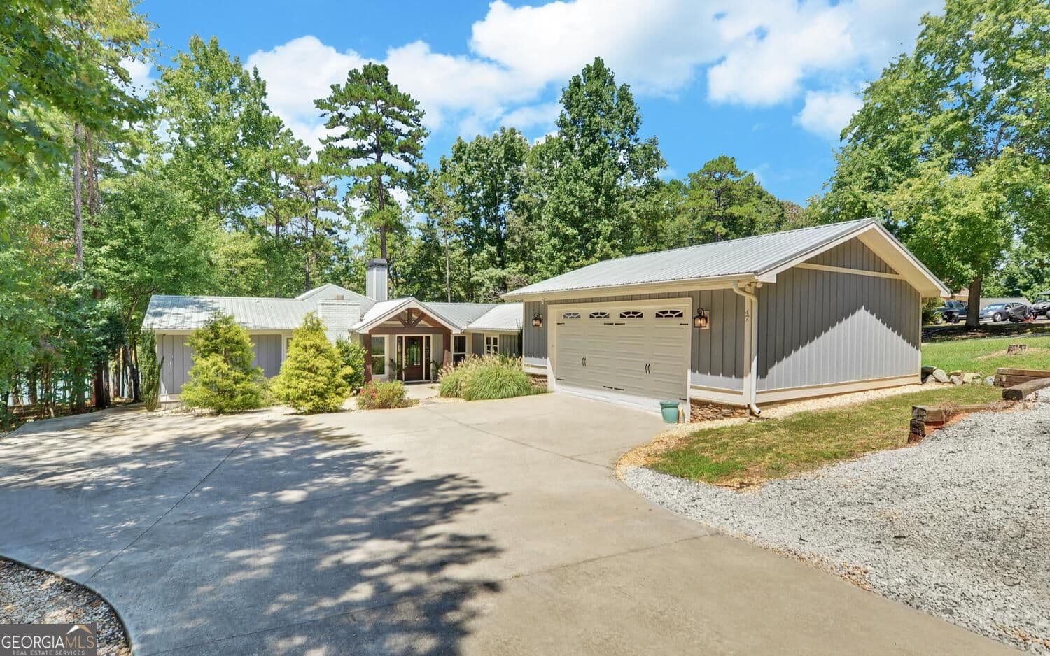 4 bedroom, 3 bathroom, 2,569 sq ft single family residence under contract at 47 Landing Court, Hartwell, GA 30643