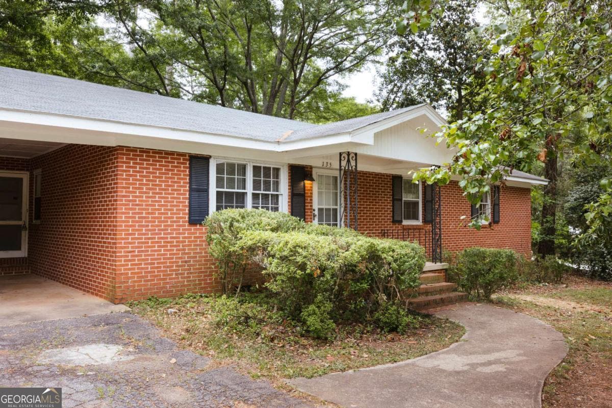 3 bedroom, 2 bathroom, 1,376 sq ft single family residence sold at 135 Cavalier Court, Athens, GA 30606