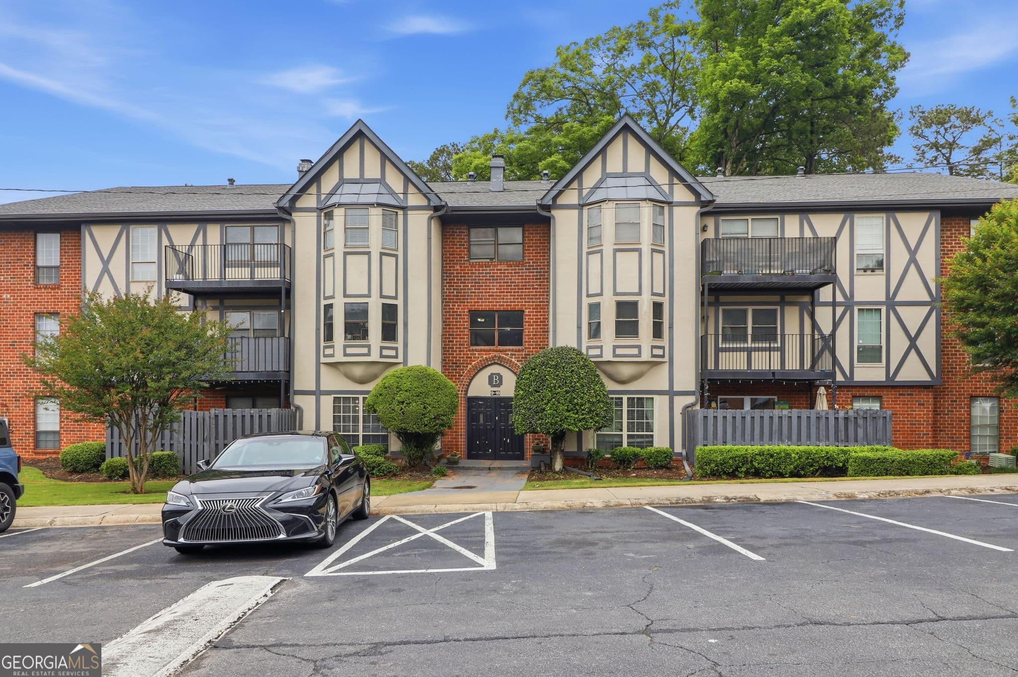 3 bedroom, 2 bathroom, 1,423 sq ft condominium sold at 6851 Roswell Road B13, Atlanta, GA 30328