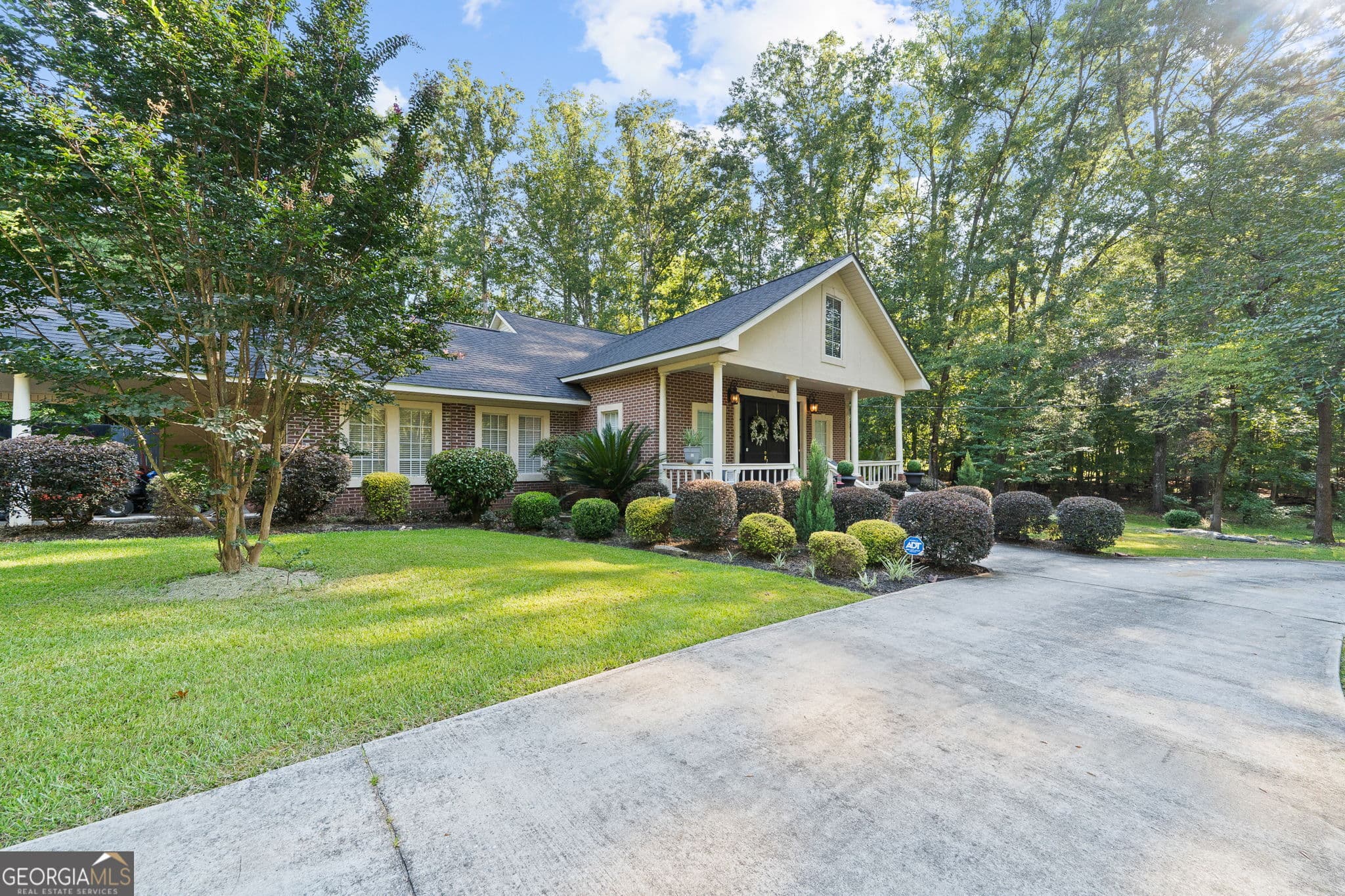 4 bedroom, 3 bathroom, 3,000 sq ft single family residence for sale at 156 Log Cabin Road, Milledgeville, GA 31061