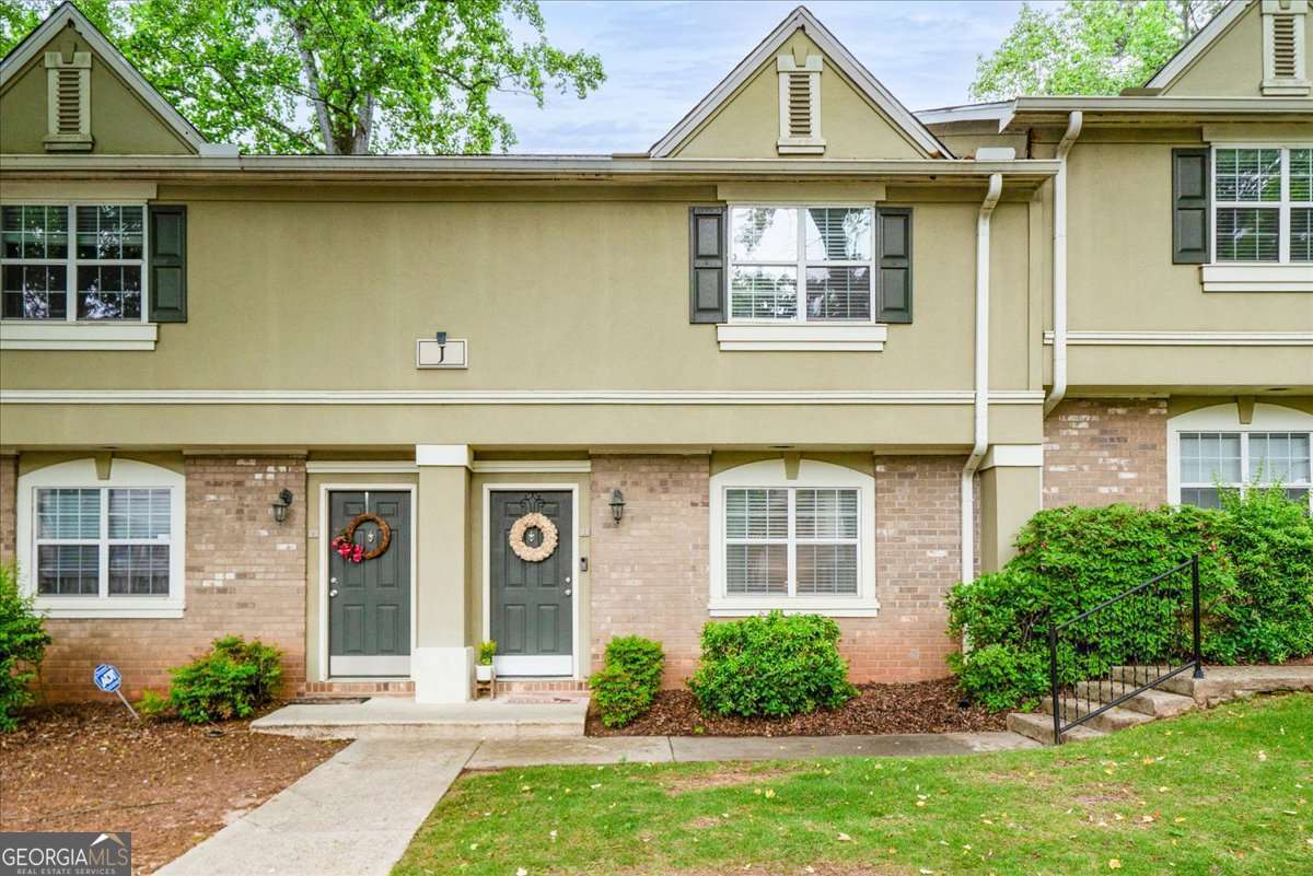 2 bedroom, 2.5 bathroom, 1,324 sq ft townhouse sold at 6900 Roswell Road J2, Atlanta, GA 30328