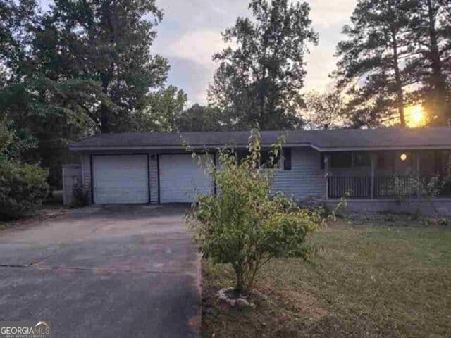 2 bedroom, 1 bathroom, 1,008 sq ft single family residence for sale at 520 Lee Drive, Thomson, GA 30824