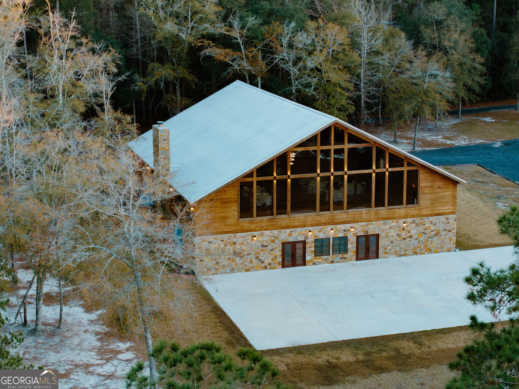 4 bedroom, 4 bathroom, 7,000 sq ft cabin,single family residence for sale at 3817 Central Avenue, Waycross, GA 31503