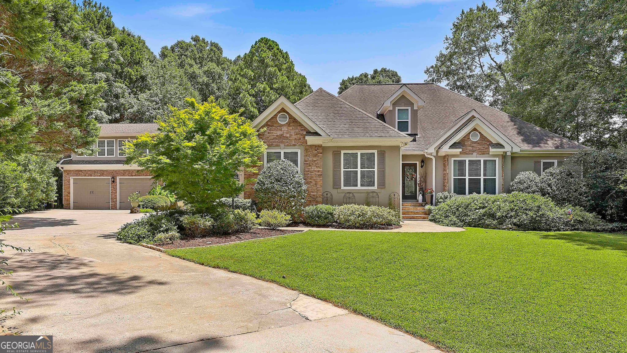 5 bedroom, 4.5 bathroom, 3,600 sq ft single family residence for sale at 20 Clubview Court, Newnan, GA 30265