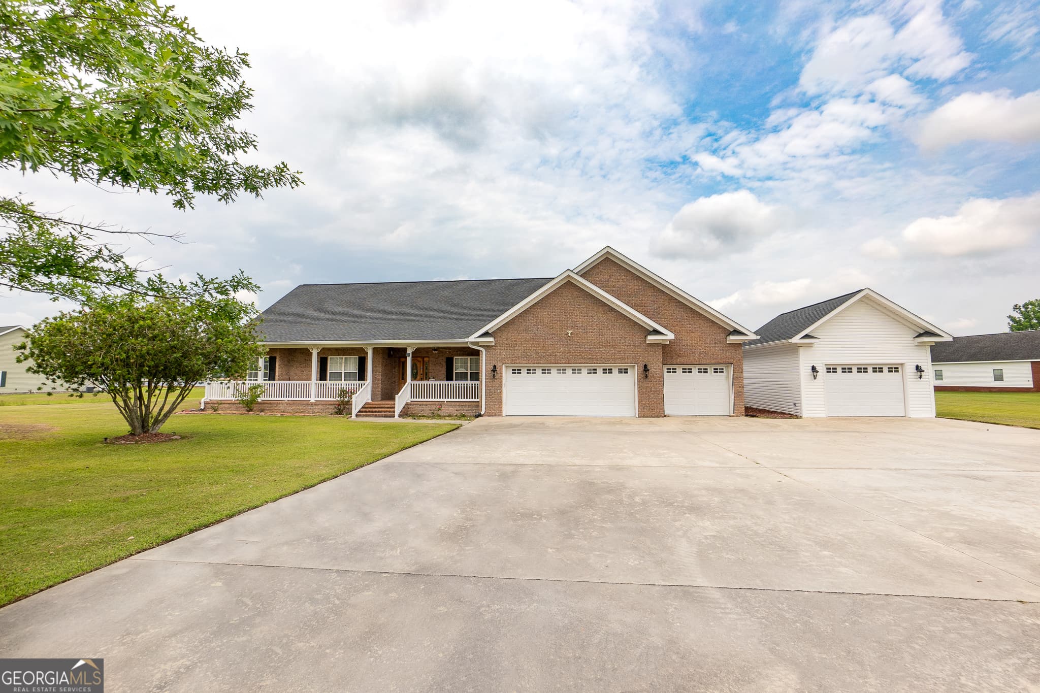 4 bedroom, 3 bathroom, 2,942 sq ft single family residence sold at 1308 Whitney Lake Road, Blackshear, GA 31516