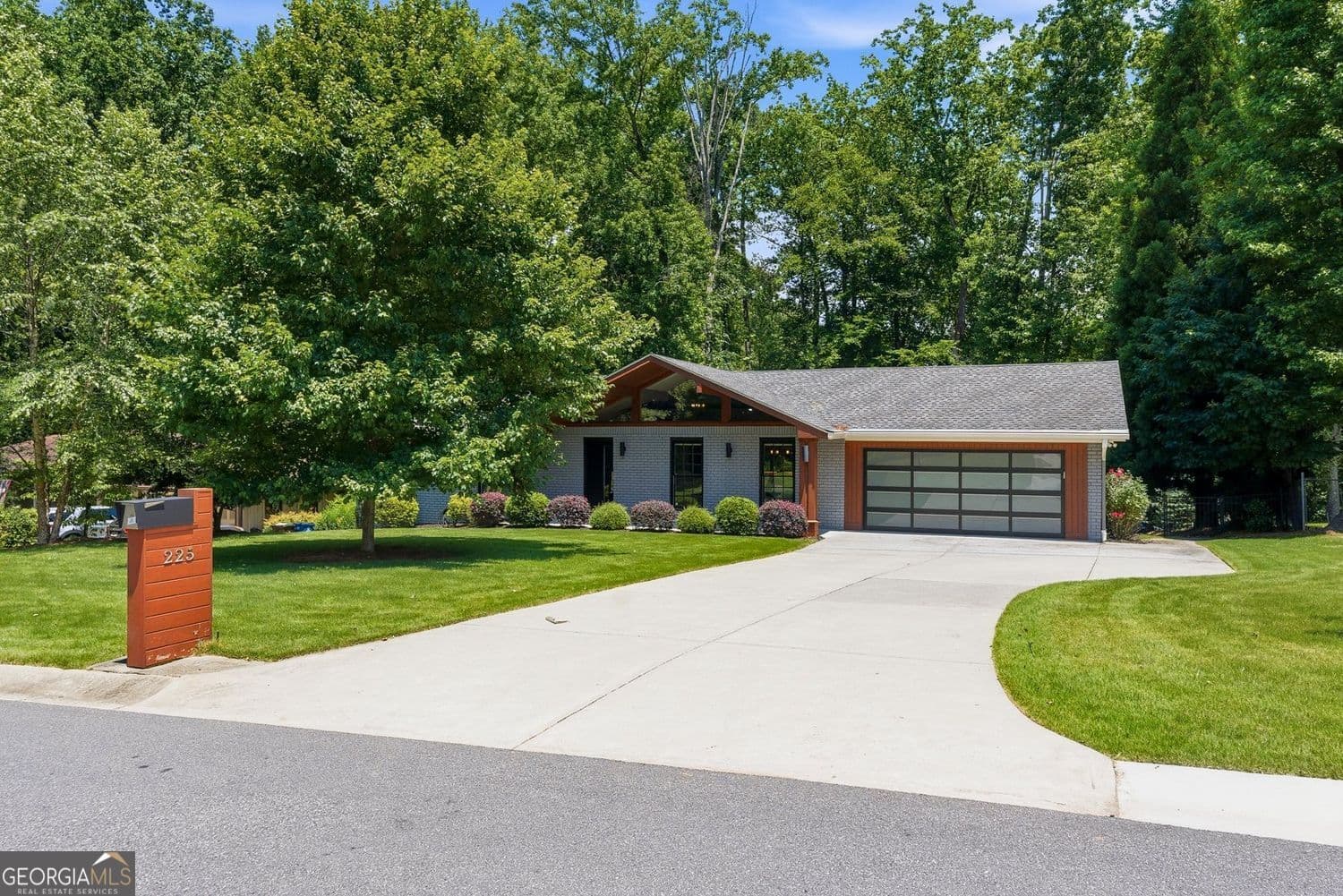 3 bedroom, 3 bathroom, 2,800 sq ft single family residence sold at 225 Jayne Ellen Way, Alpharetta, GA 30009