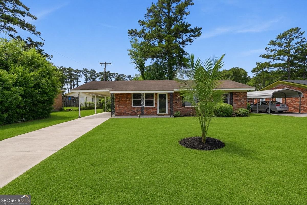3 bedroom, 1 bathroom, 1,134 sq ft single family residence for sale at 4 Lucian Circle, Savannah, GA 31406