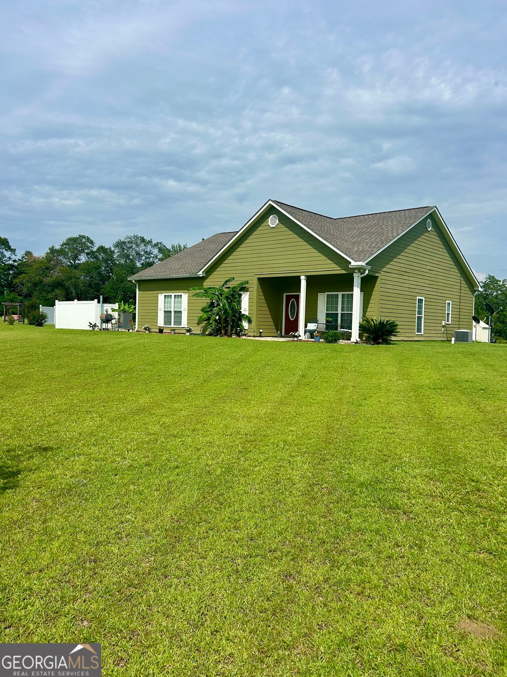 4 bedroom, 3 bathroom single family residence under contract at 3858 Sapps Lake Rdn/A N/A, Enigma, GA 31749