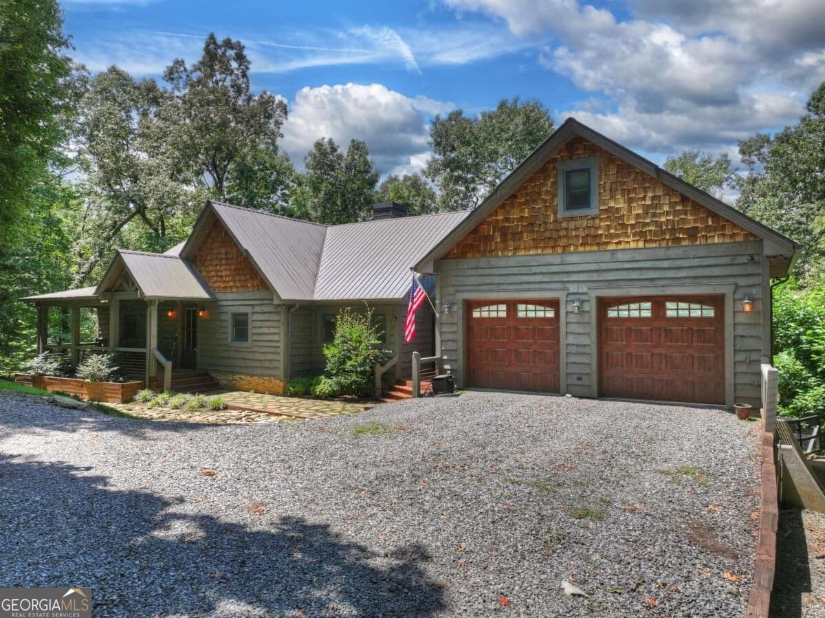 5 bedroom, 3.5 bathroom, 3,882 sq ft cabin,single family residence for sale at 274 Hot House Drive, Mineral Bluff, GA 30559
