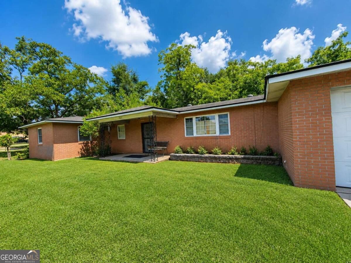 3 bedroom, 1.5 bathroom, 2,195 sq ft single family residence for sale at 1002 N Carroll Street, Albany, GA 31705
