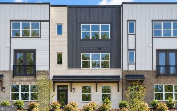 3 bedroom, 3.5 bathroom, 2,308 sq ft townhouse for sale at 5631 Peach Orchard Trail, Peachtree Corners, GA 30092