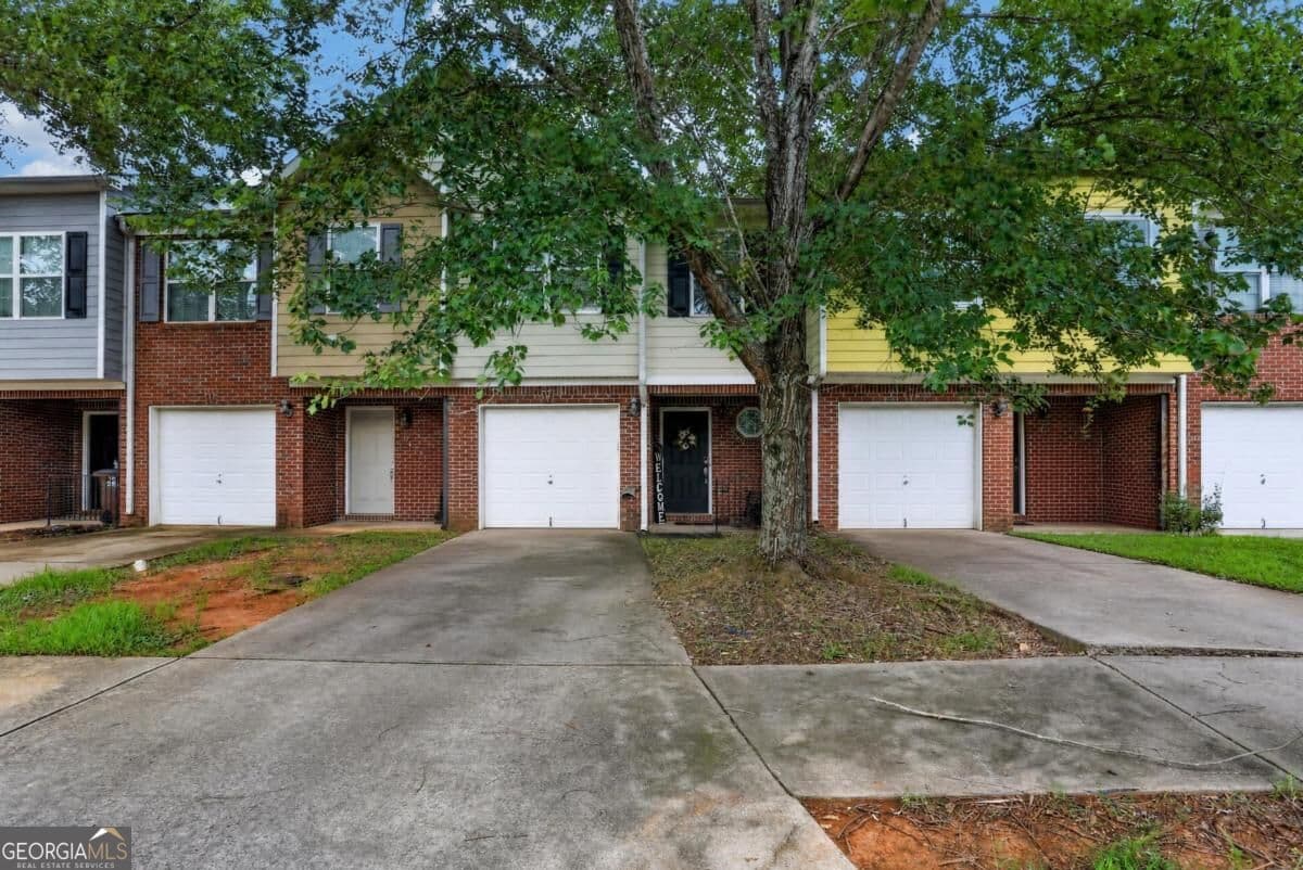 3 bedroom, 2.5 bathroom, 1,577 sq ft townhouse for sale at 1720 Formosa Lane, Mcdonough, GA 30253