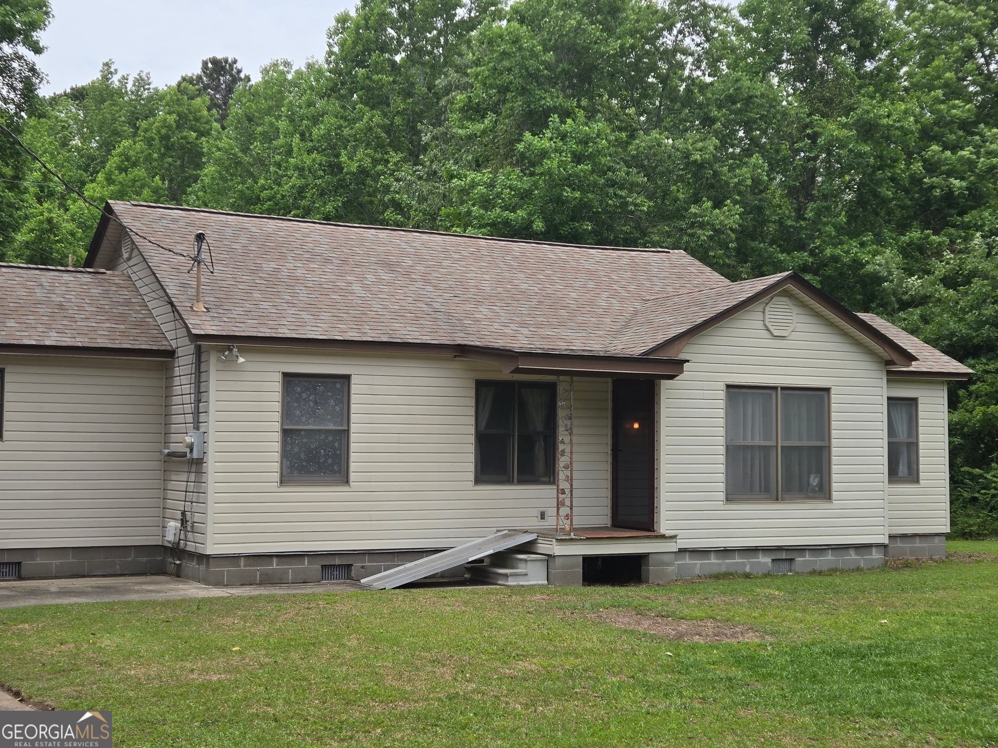 8 bedroom, 5 bathroom, 4,913 sq ft single family residence for sale at 124 Vidalia Road, Savannah, GA 31419
