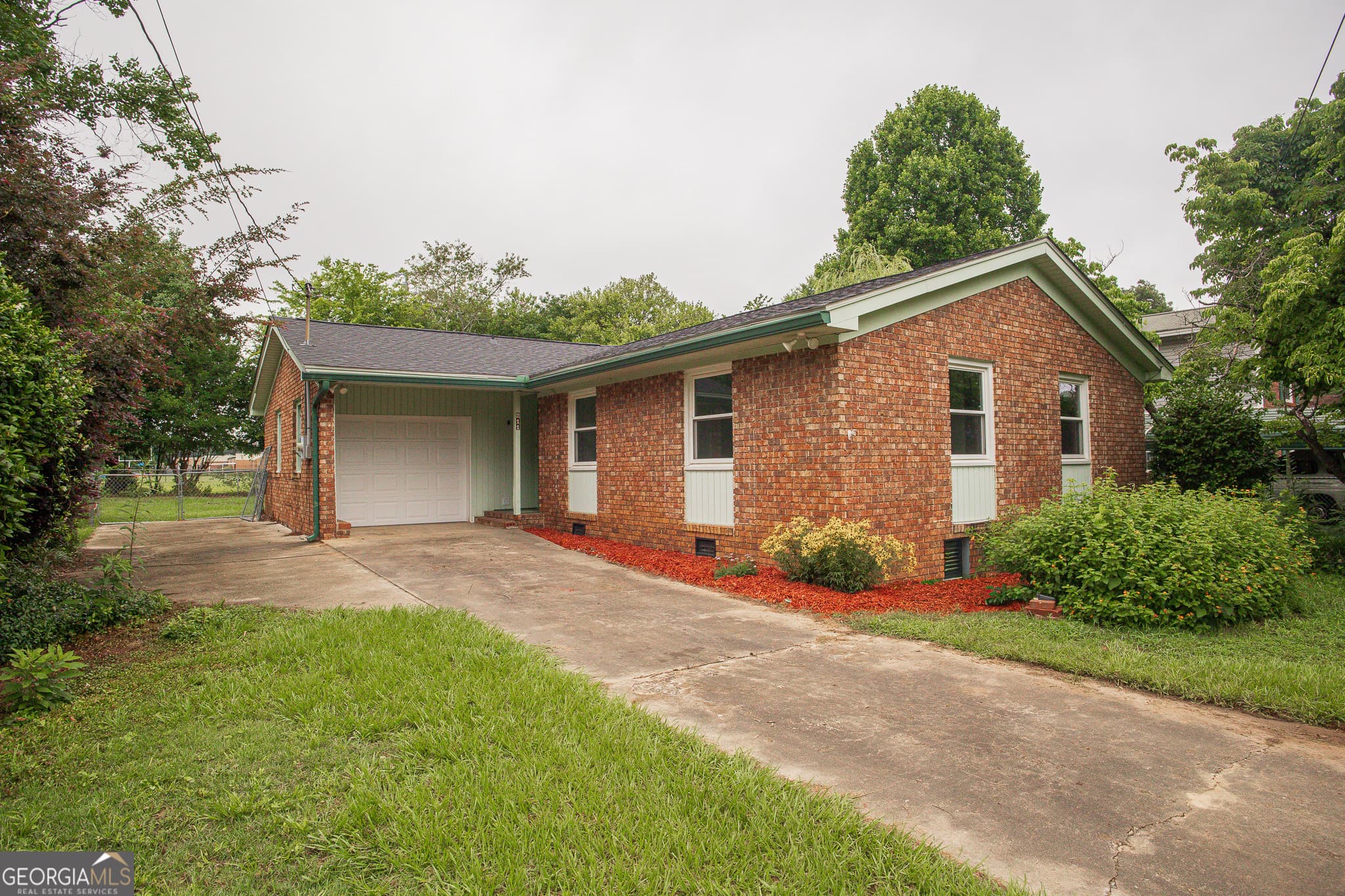 3 bedroom, 2 bathroom, 1,644 sq ft single family residence sold at 211 Sunnydale Drive, Warner Robins, GA 31088