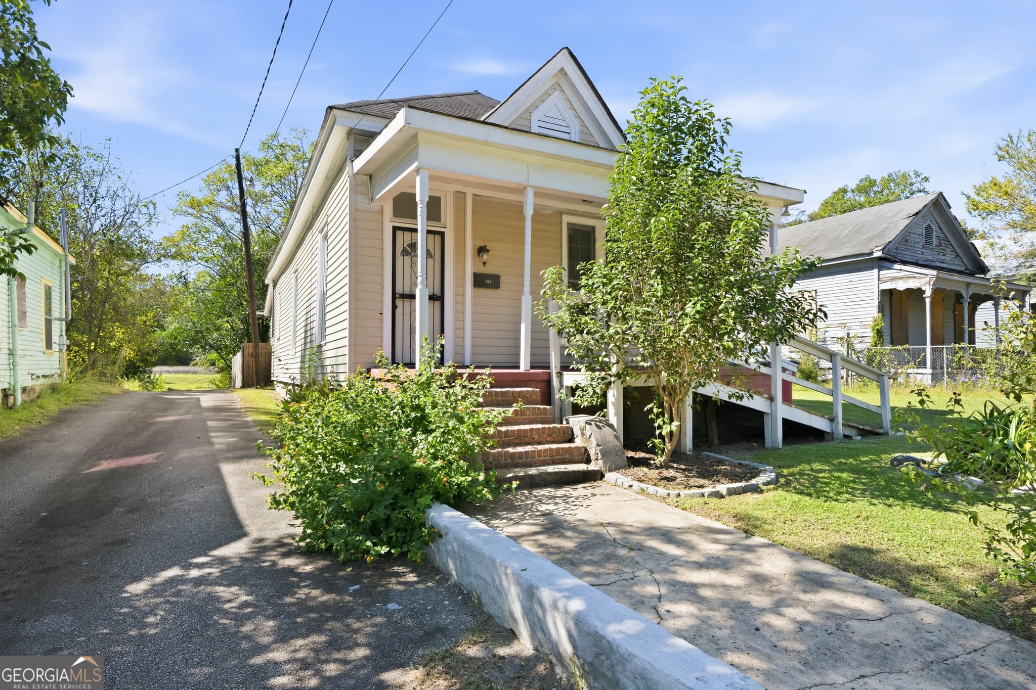 2 bedroom, 1 bathroom, 1,466 sq ft single family residence for sale at 862 Elm Street, Macon, GA 31201