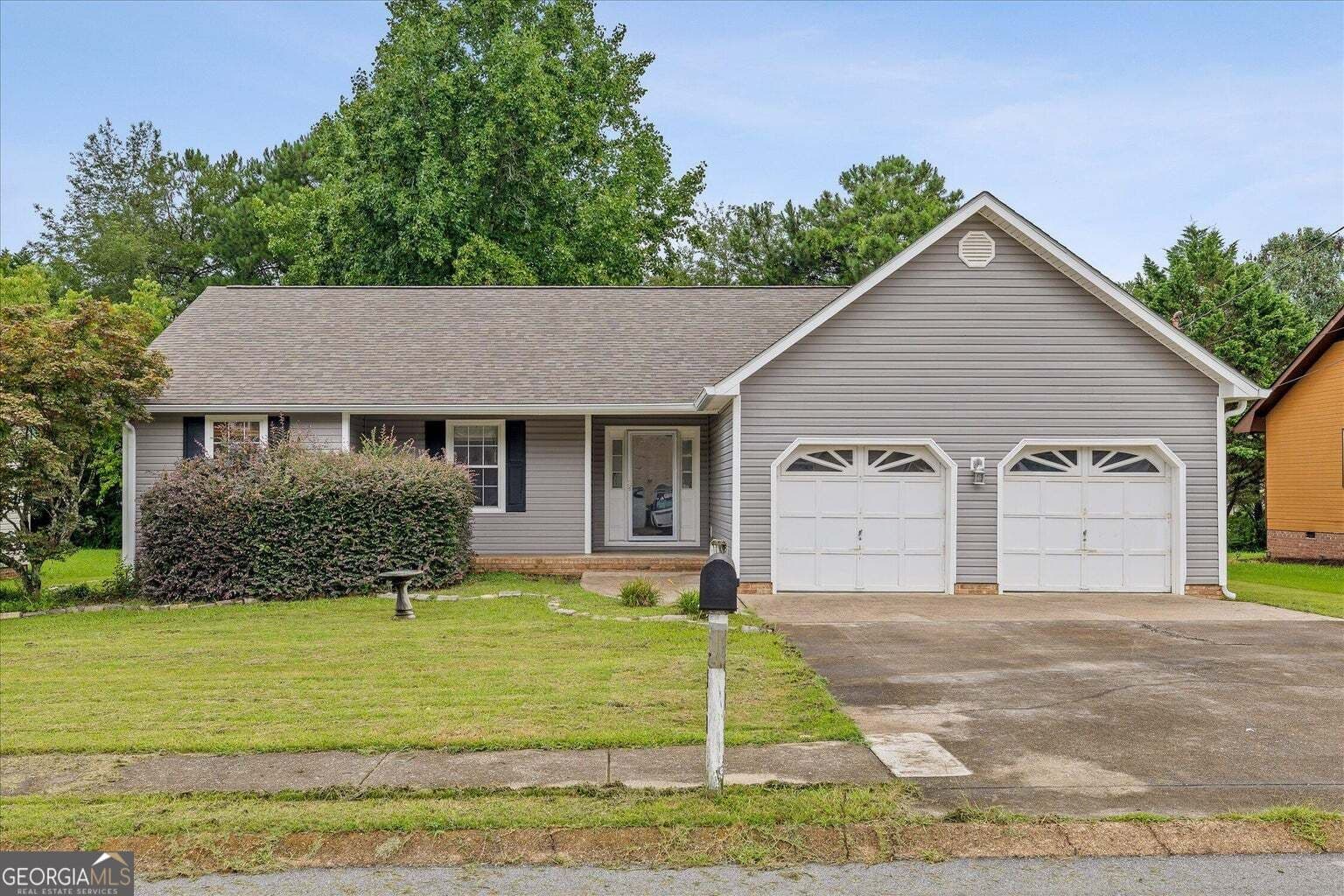 3 bedroom, 2 bathroom, 1,464 sq ft single family residence for sale at 4518 Kings Lake Court, Chattanooga, TN 37416