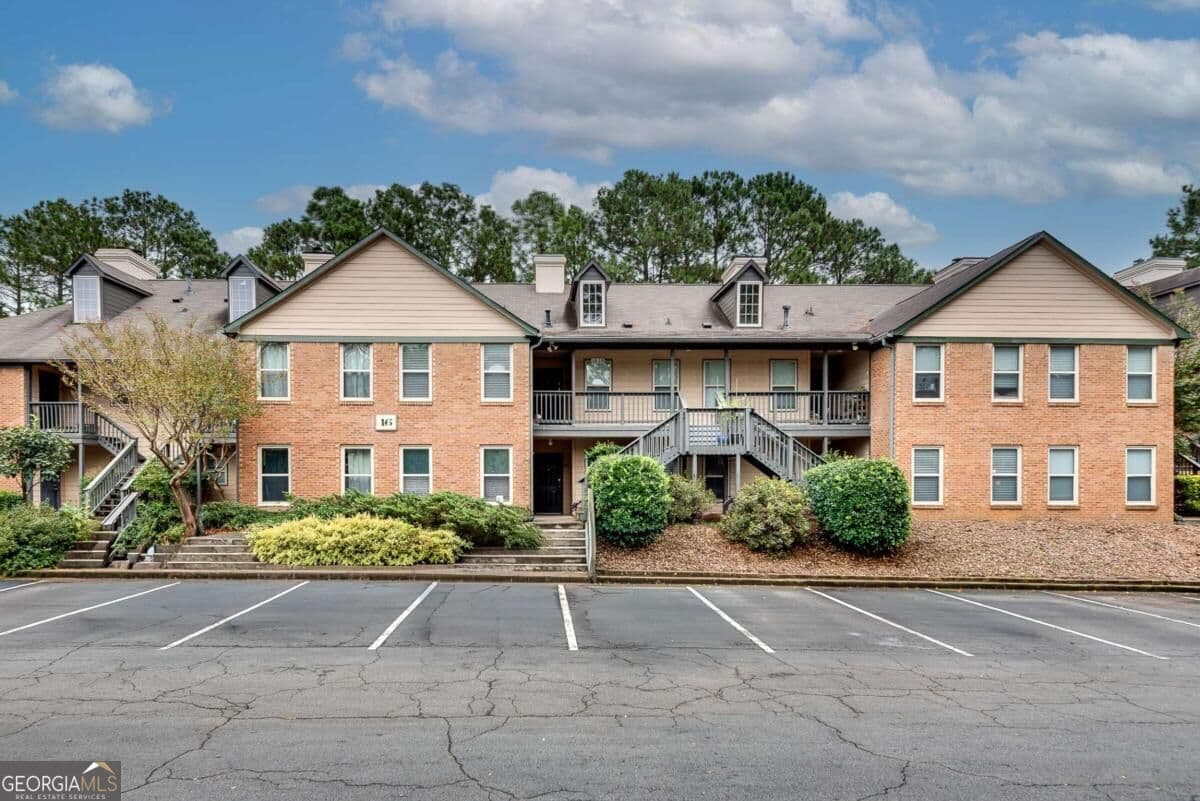 3 bedroom, 2 bathroom, 1,405 sq ft condominium for sale at 1605 Beaumont Circle, Duluth, GA 30096