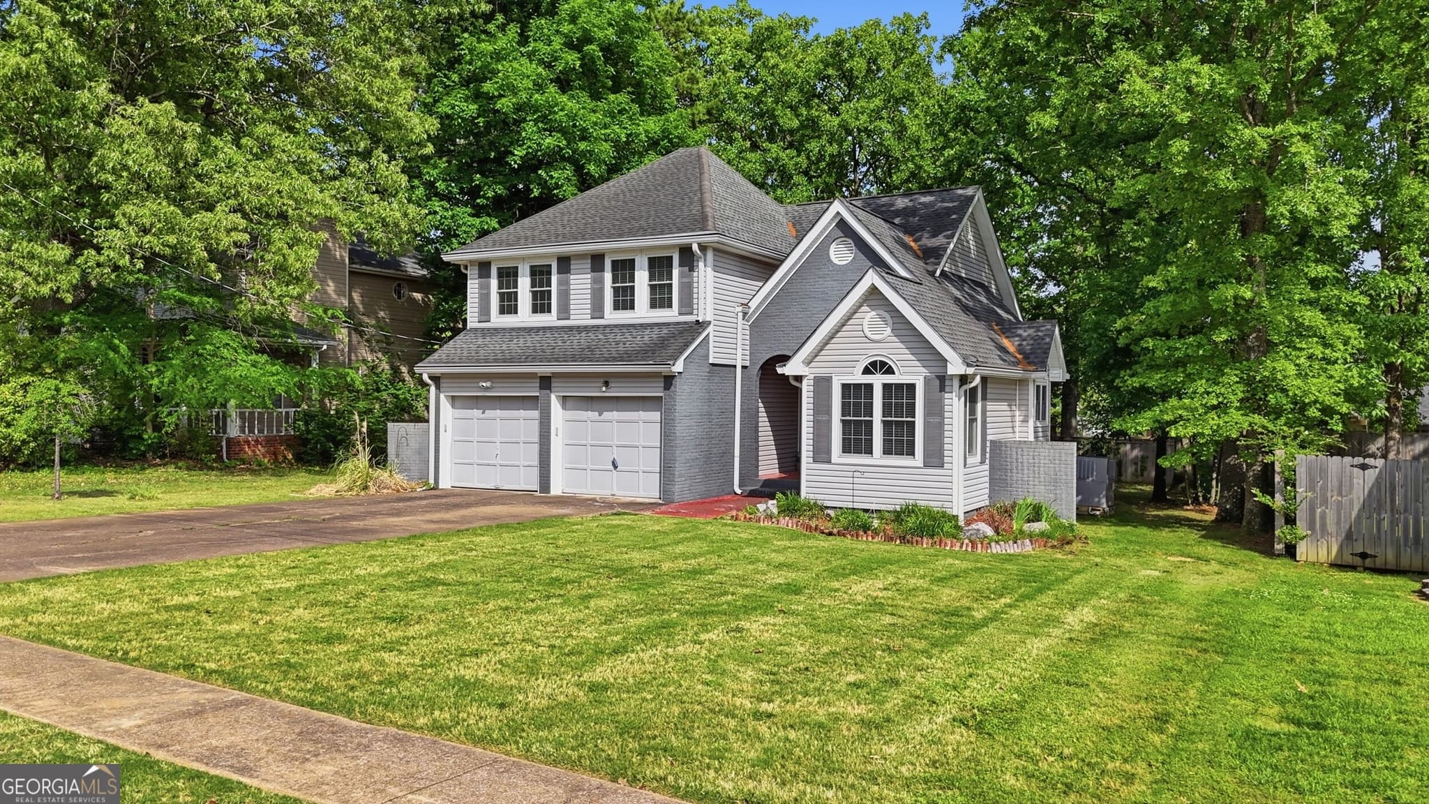 3 bedroom, 3 bathroom, 1,955 sq ft single family residence for sale at 2418 Charleston Square, Chattanooga, TN 37421