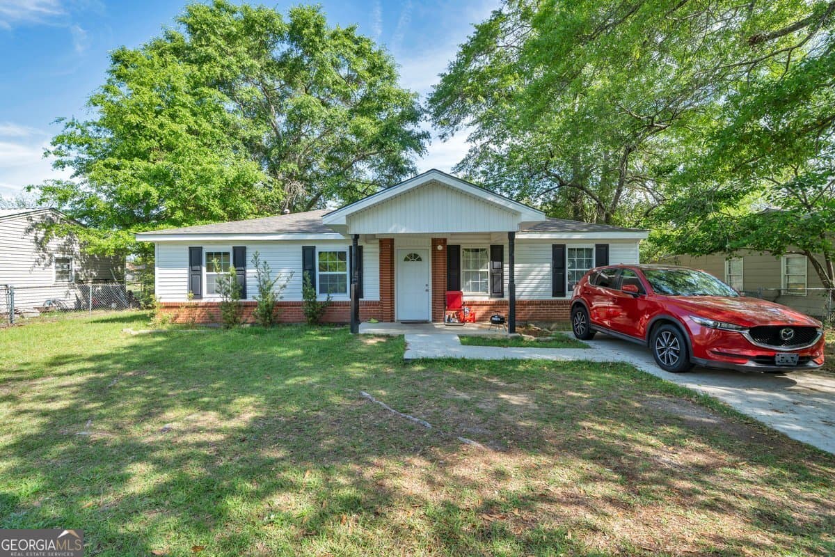 4 bedroom, 2 bathroom, 1,339 sq ft single family residence for sale at 603 E 1st Avenue, Cordele, GA 31015